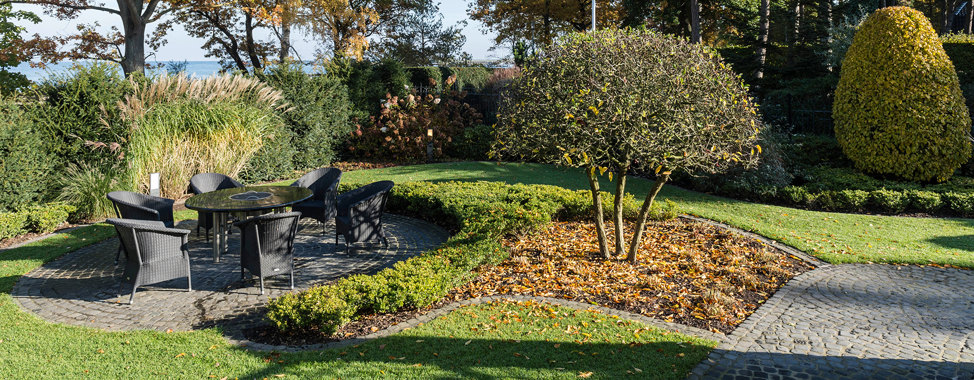 Sitzplätze im Garten schaffen auch im Herbst