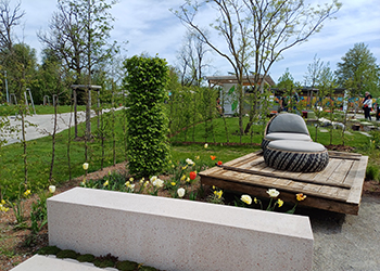 Gemütlicher Sitplatz im Garten mit Holzdeck