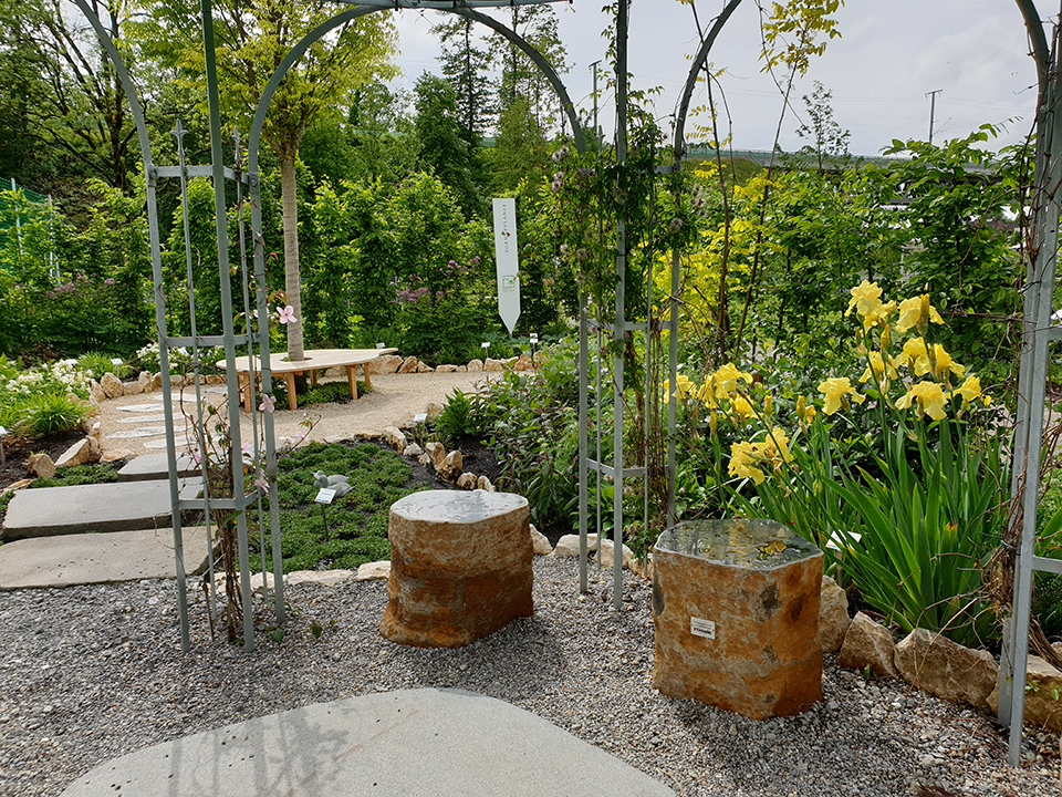 Innenraum einer Pergola mit Blick auf den Garten