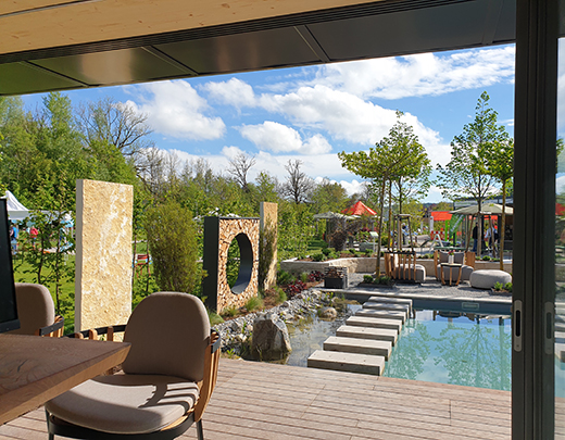 Garten mit Sitzplätzen, Holzboden und Teich