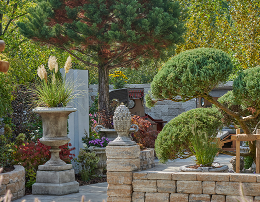 garten mit Steinelementen, Skulpturen und mediteraner Touch