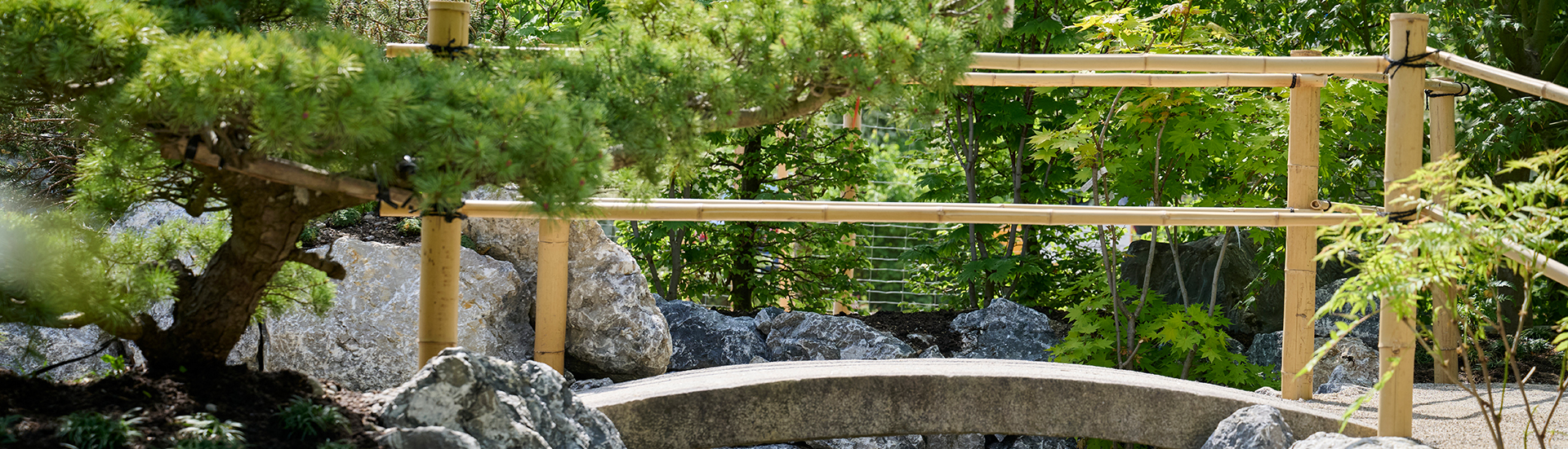 Brücke aus Naturstein und Bambus