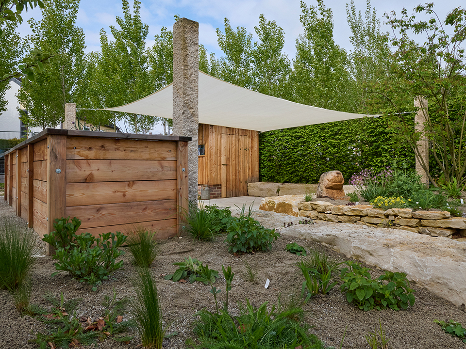 Garten mit Beet; Holzhaus und Sichtschutz