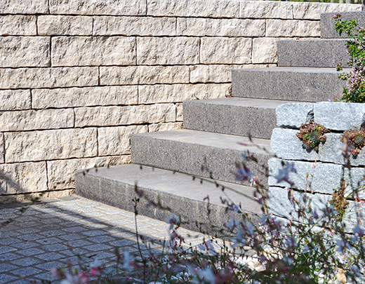 Treppe und eine Steinmauer