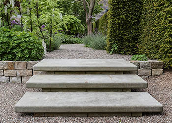Dreistufige Gartentreppe aus Naturstein