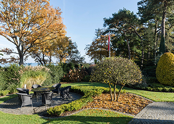 Garten mit Sitzplatzmöglichkeiten